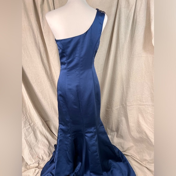 NWT Badgley Mischka Navy Blue One Beaded Shoulder Gown Size 4 - Picture 6 of 14